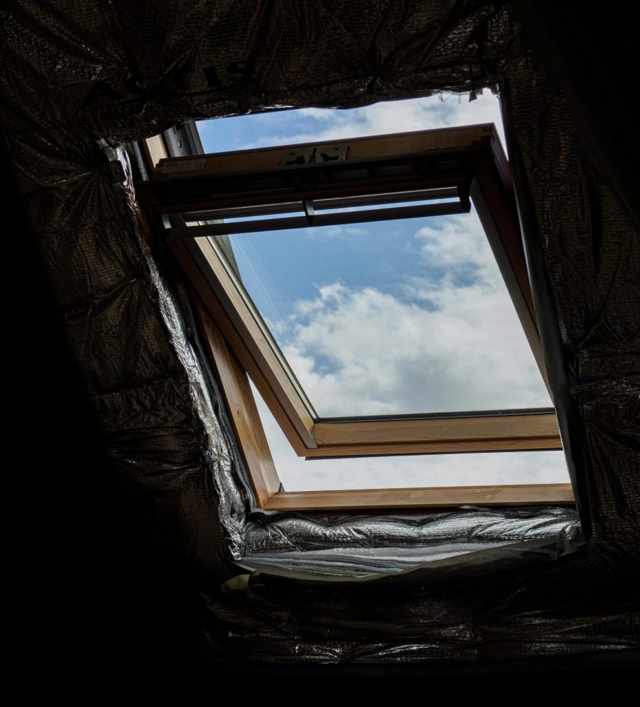Isolation thermique de toiture autour d'une fenêtre Velux avec un isolant mince réfléchissant pour gagner en classe DPE.